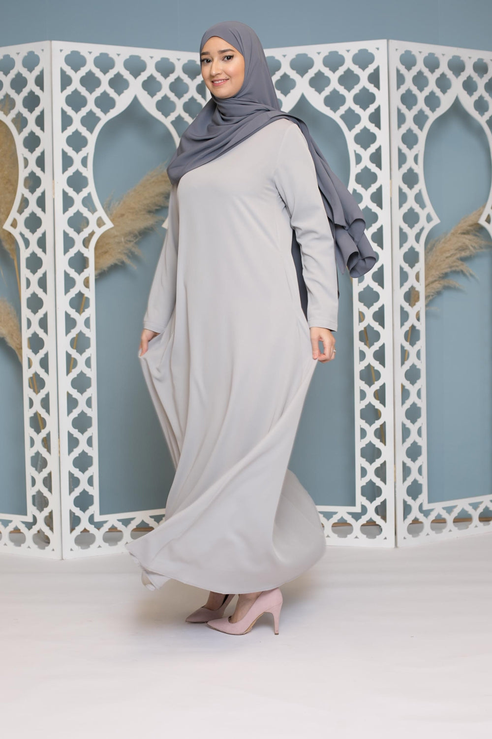 Robe longue mastoura coupe évasée gris clair boutique hijab pour femme musulmane