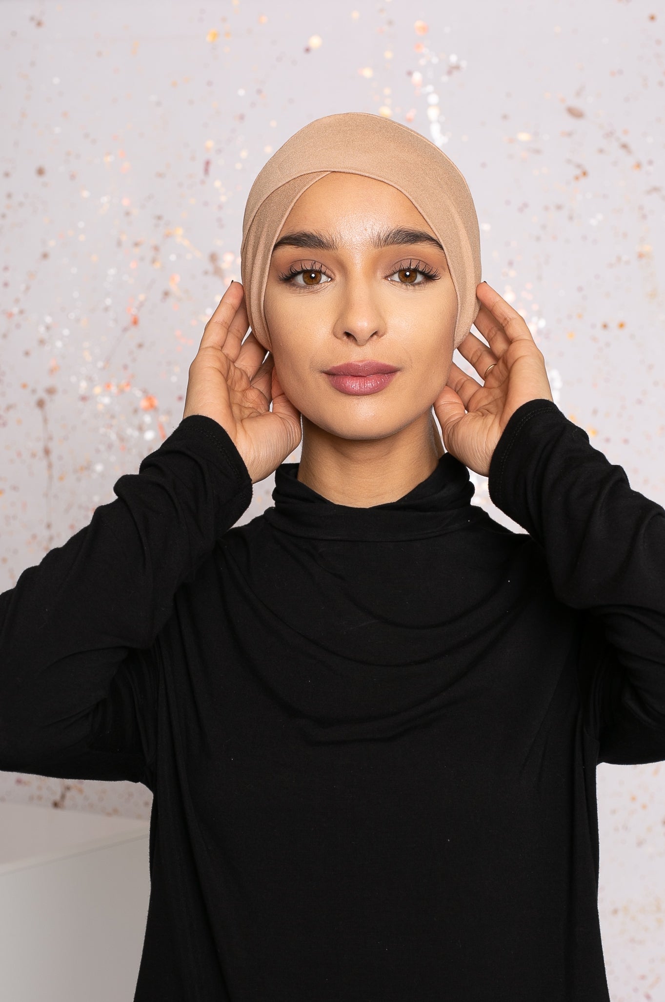 Bonnet croisé à nouer beige sous hijab