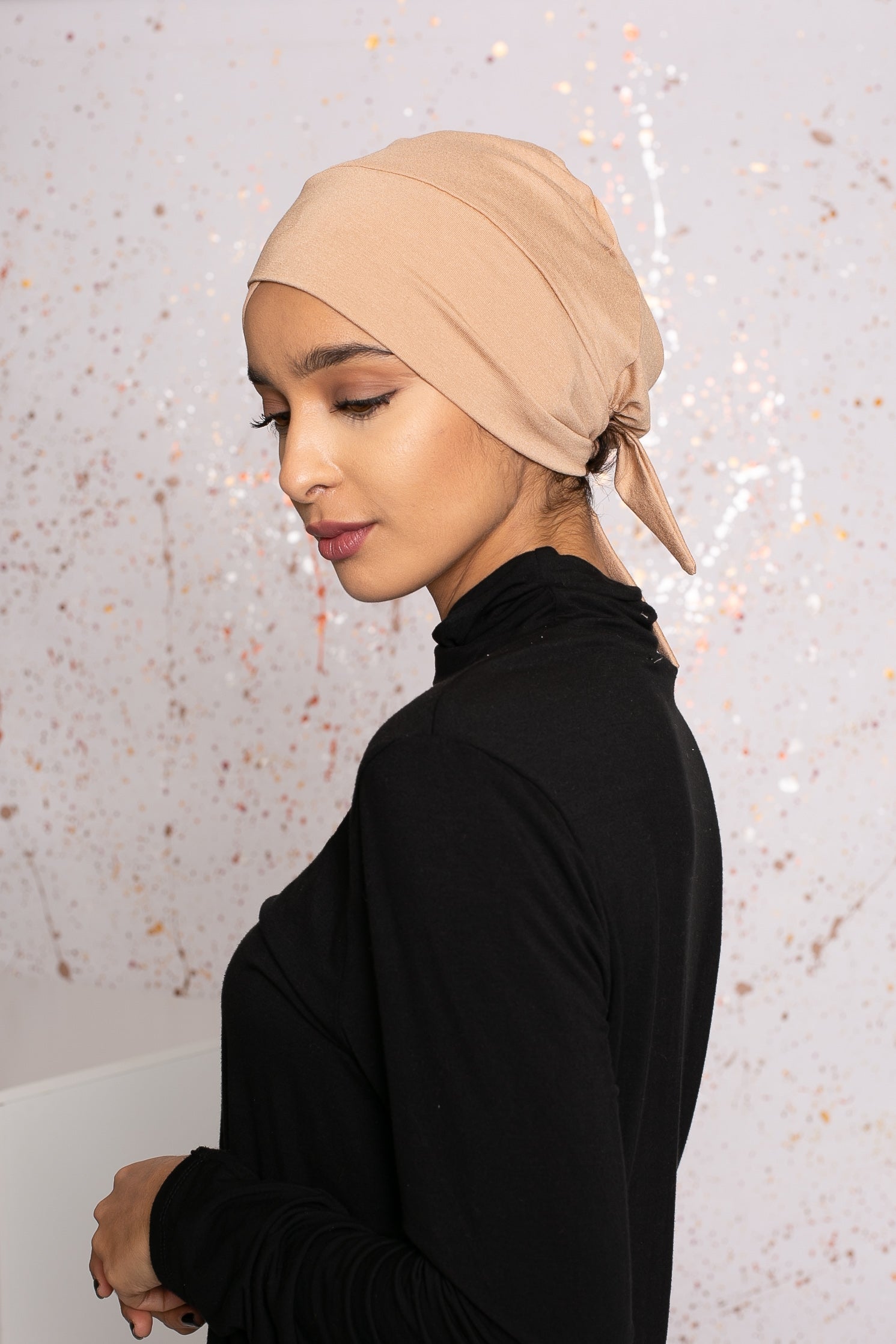 Bonnet croisé à nouer beige sous hijab