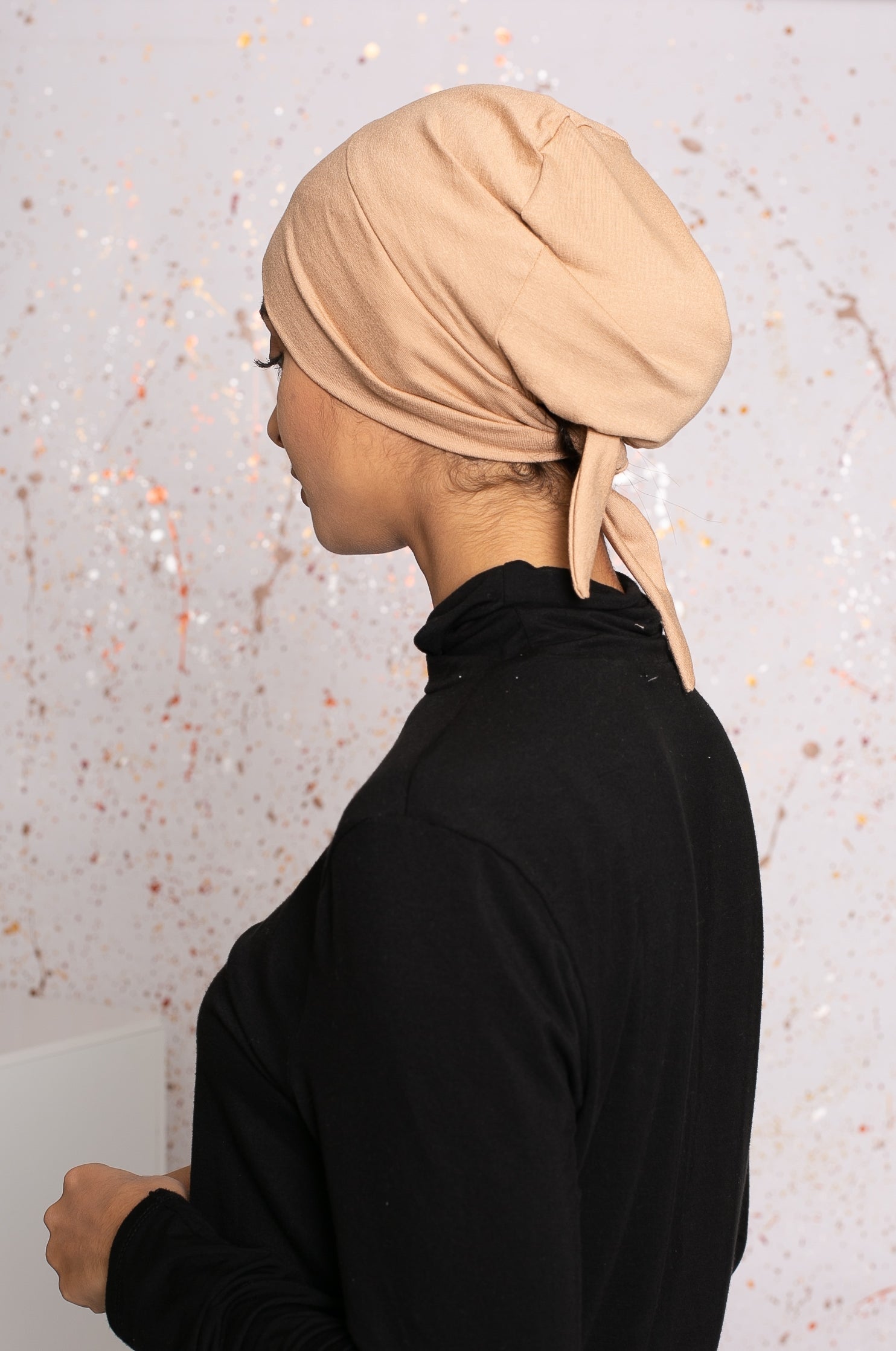 Bonnet croisé à nouer beige sous hijab