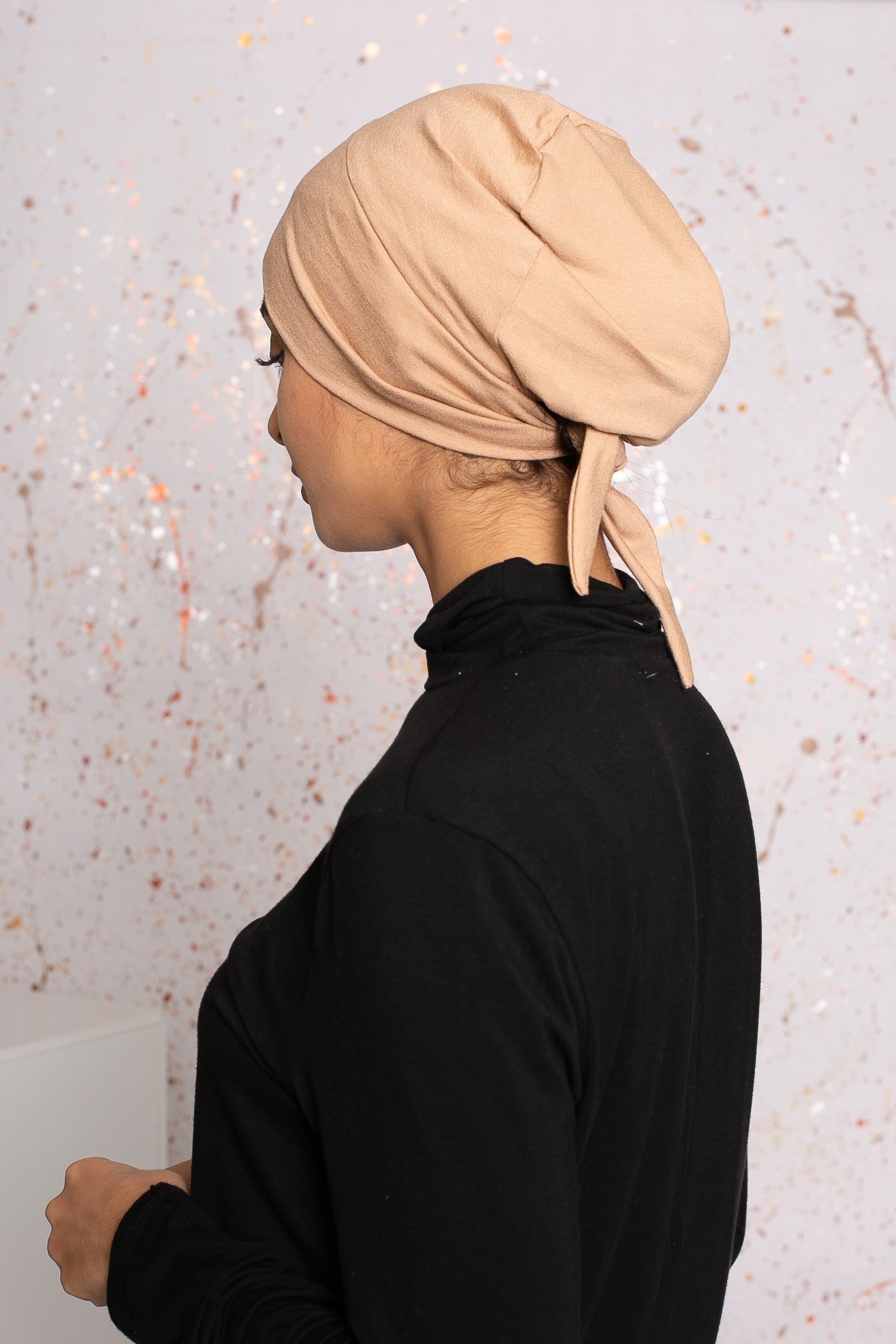 Bonnet croisé à nouer beige sous hijab