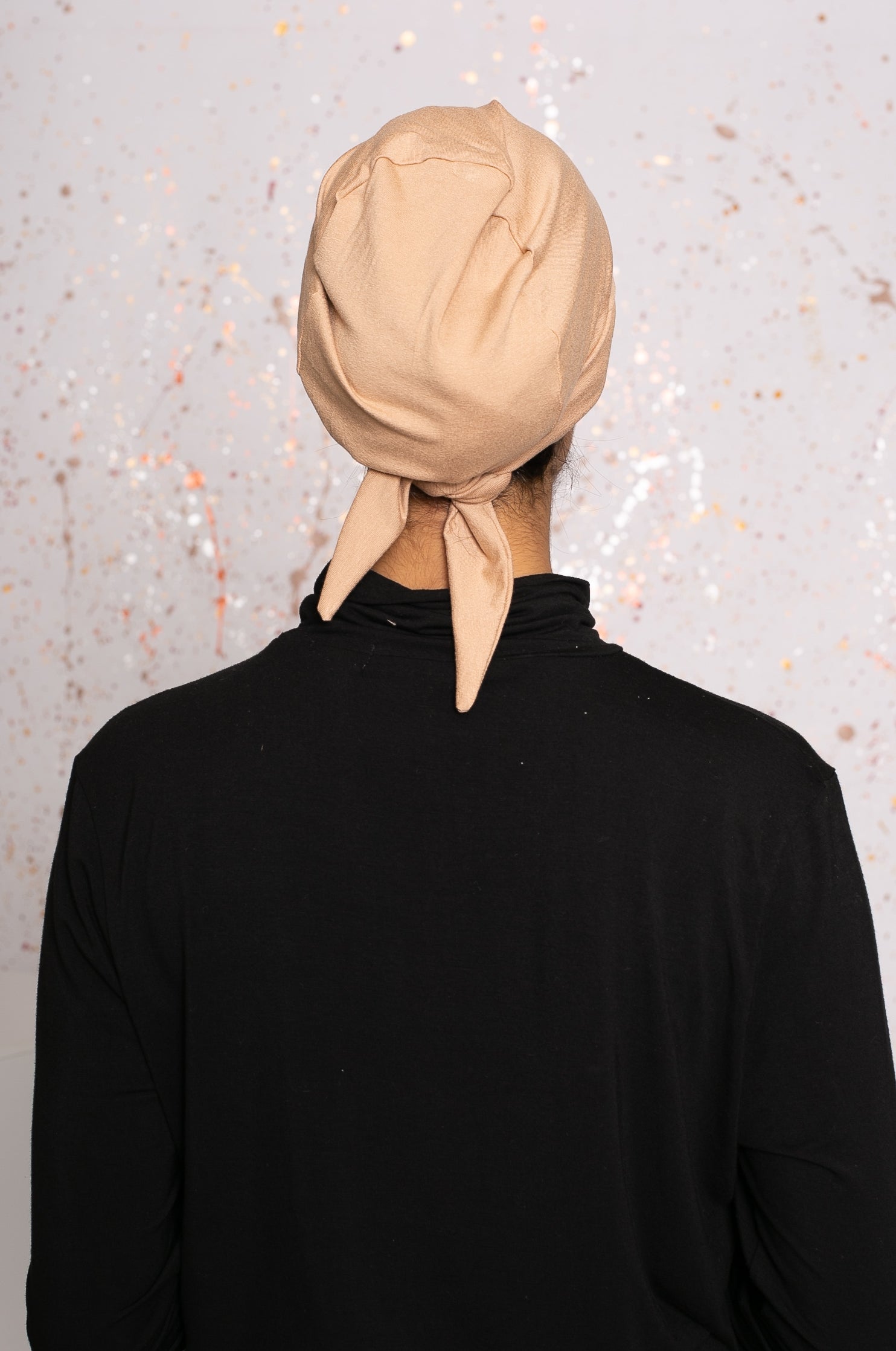 Bonnet croisé à nouer beige sous hijab