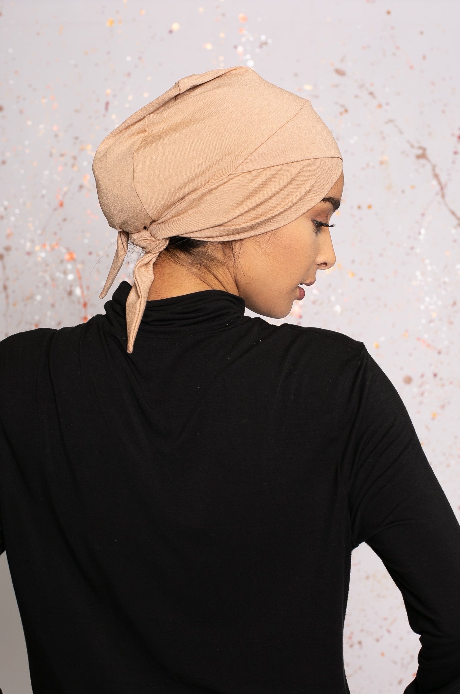 Bonnet croisé à nouer beige sous hijab