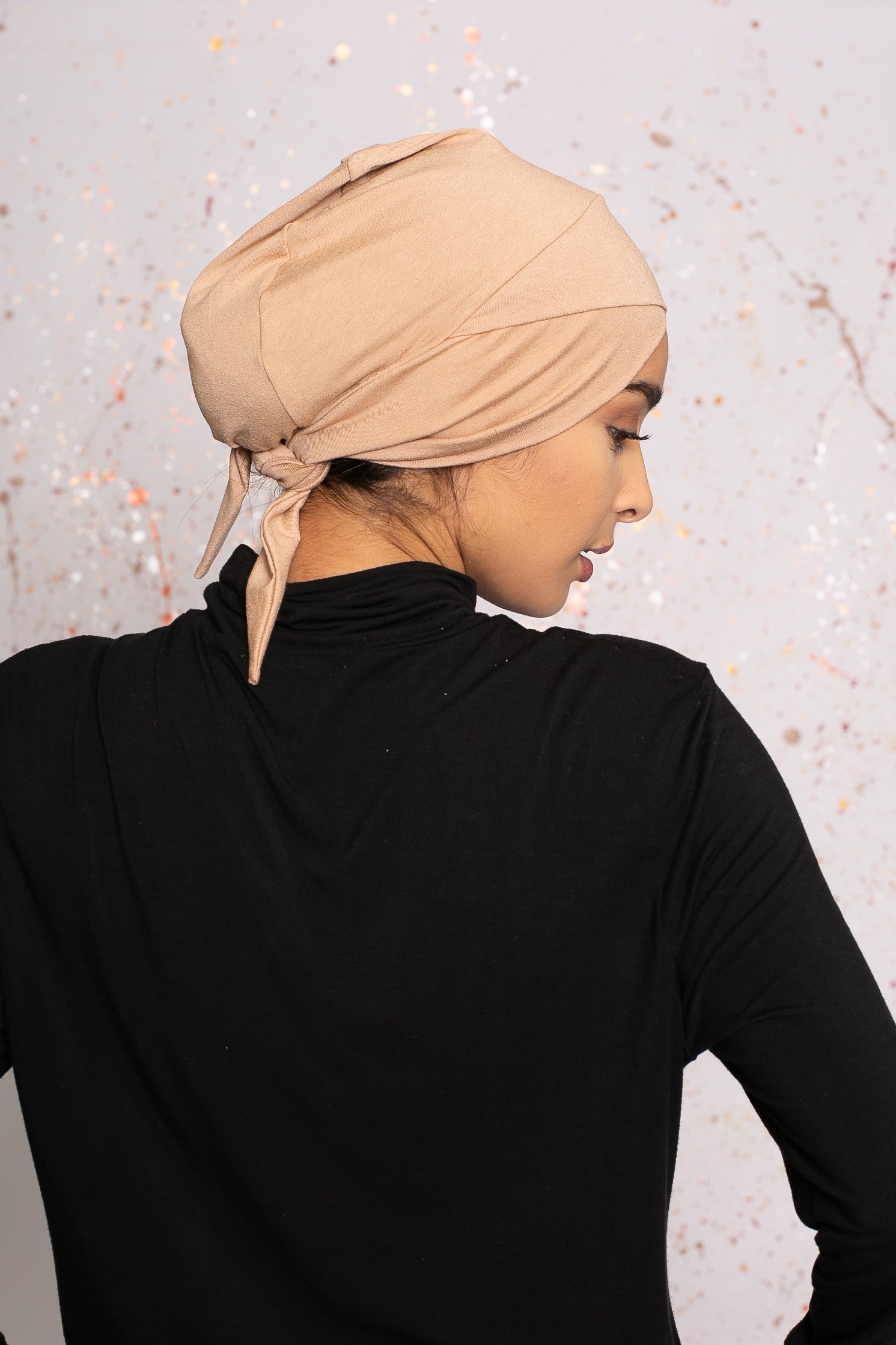 Bonnet croisé à nouer beige sous hijab