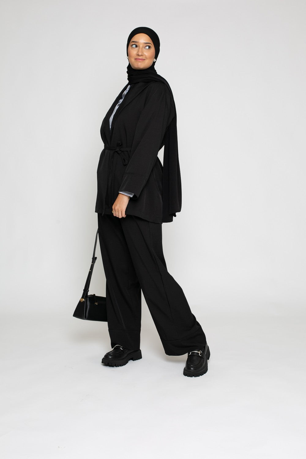 Ensemble tailleur chic et modeste pour femme musulmane. Boutique hijab moderne.