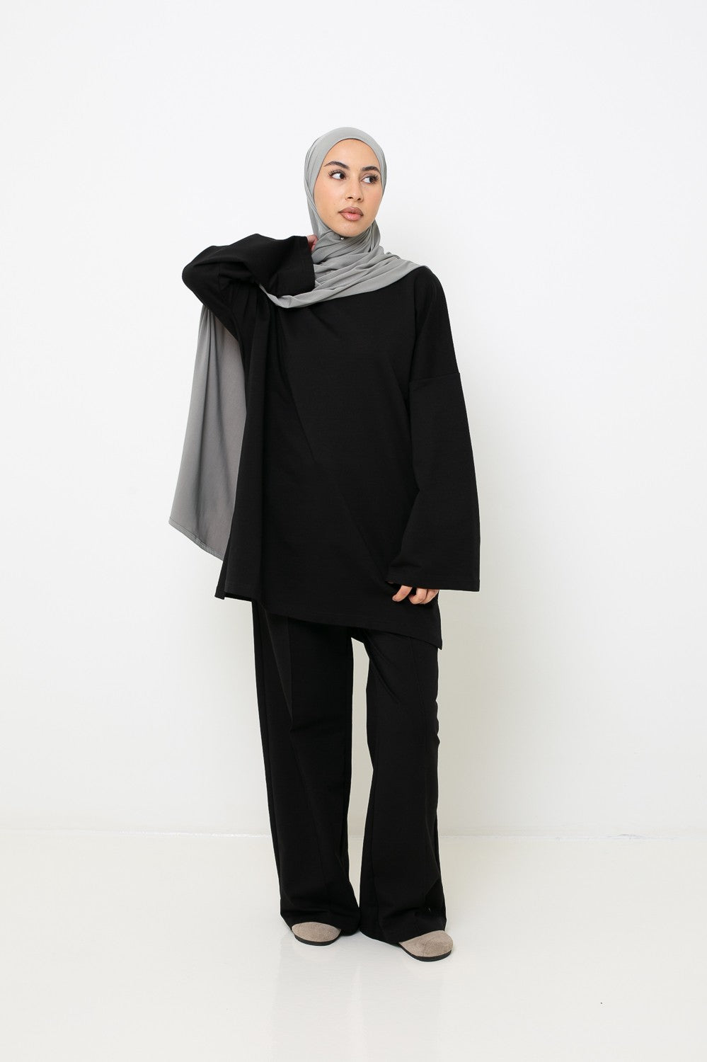 Haut ample en coton noir pour femme musulmane. Détail manche ample.
