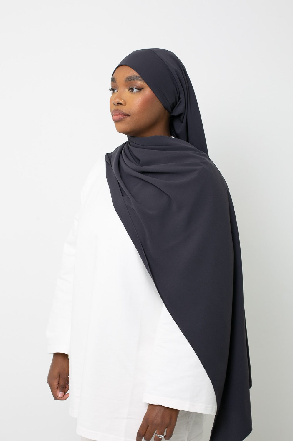 Hijab prêt à nouer soie de Médine gris foncé