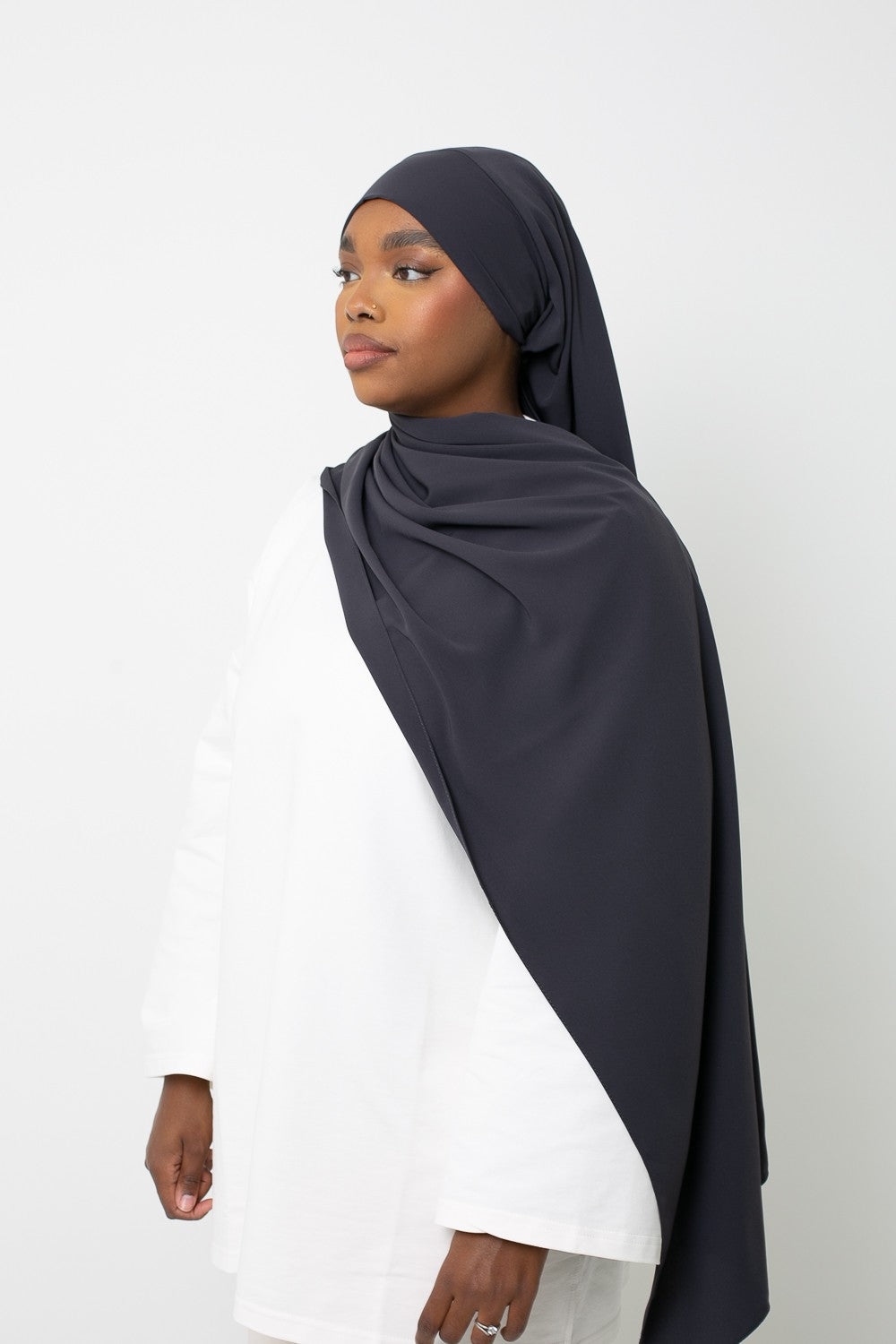 Hijab prêt à nouer soie de Médine gris foncé