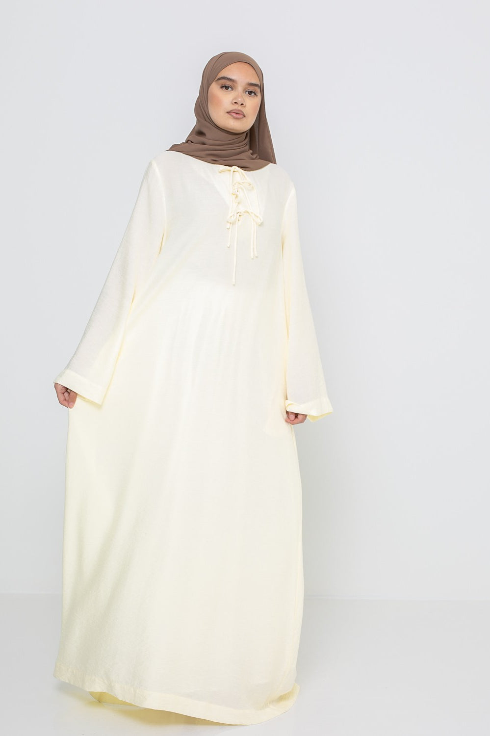 Robe logue et ample d'été pour femme musulmane couleur jaune beurre.