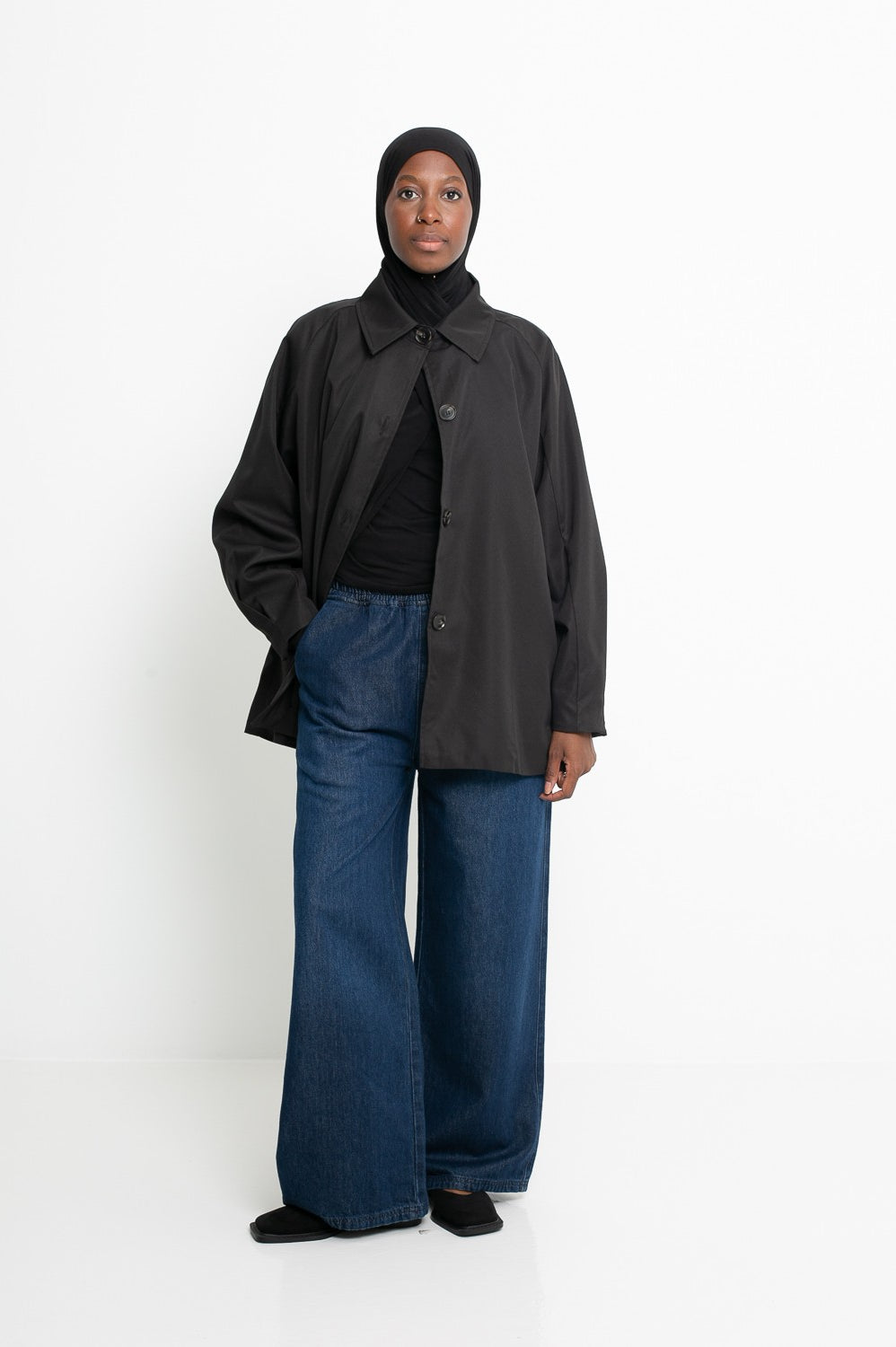 Veste trench minimaliste noir pour femme musulmane