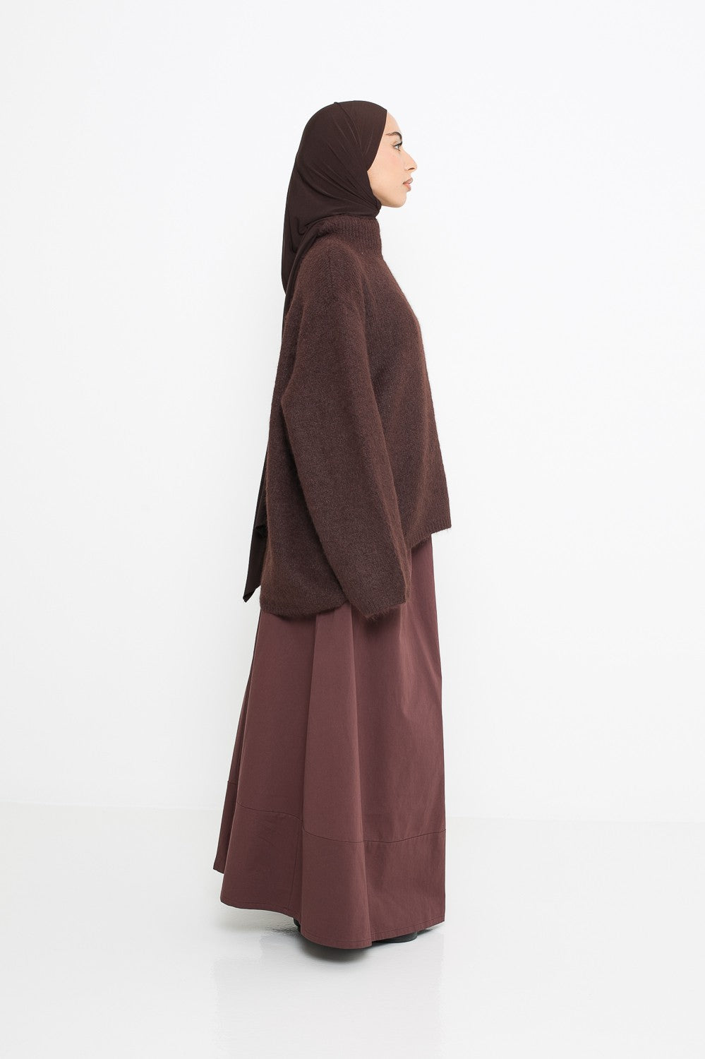 Pull en laine moderne coupe ample pour femme musulmane. Col montant et manches amples. Boutique hijab. Profil droit.