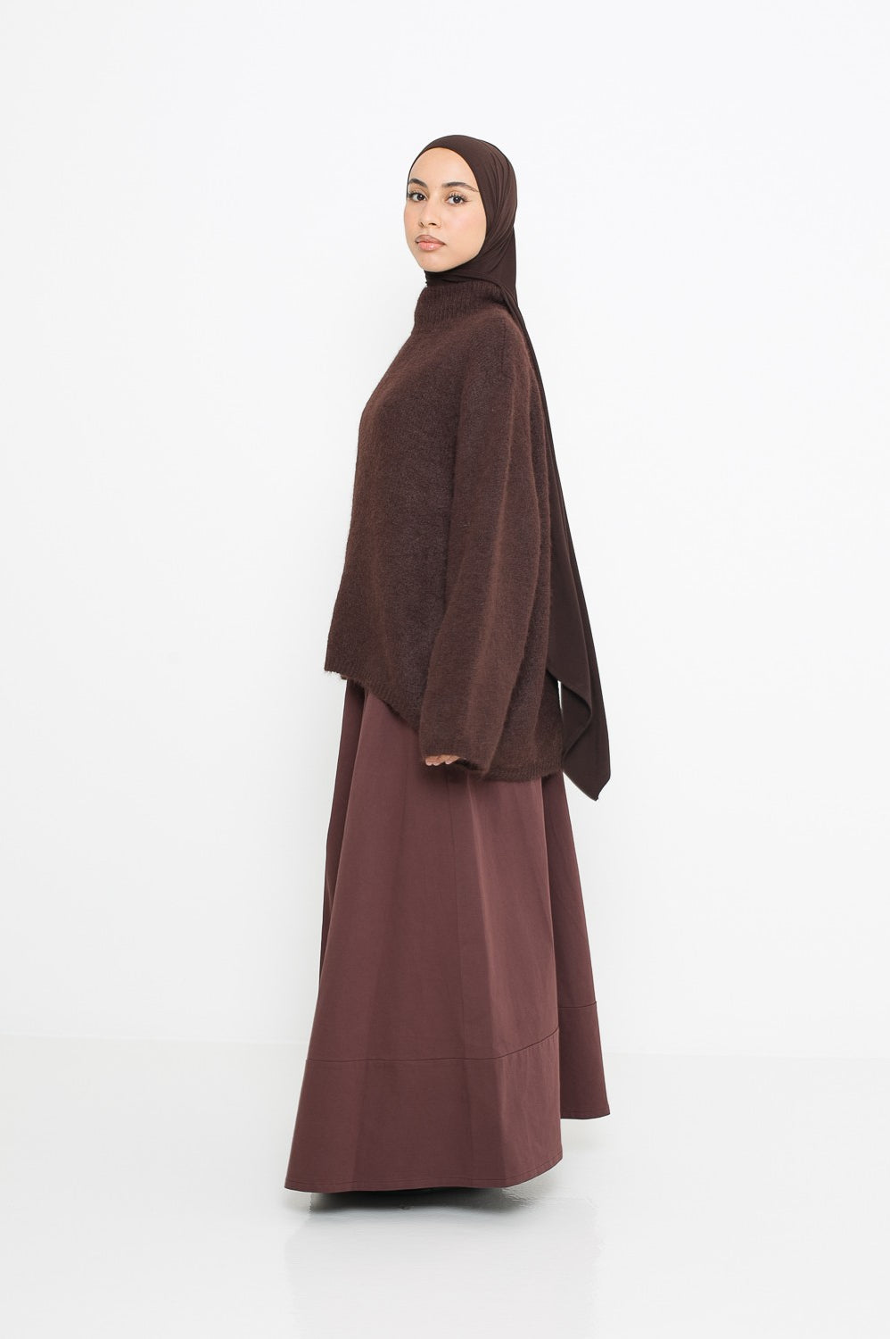 Pull en laine moderne coupe ample pour femme musulmane. Profil gauche. Boutique hijab pour femme musulmane.