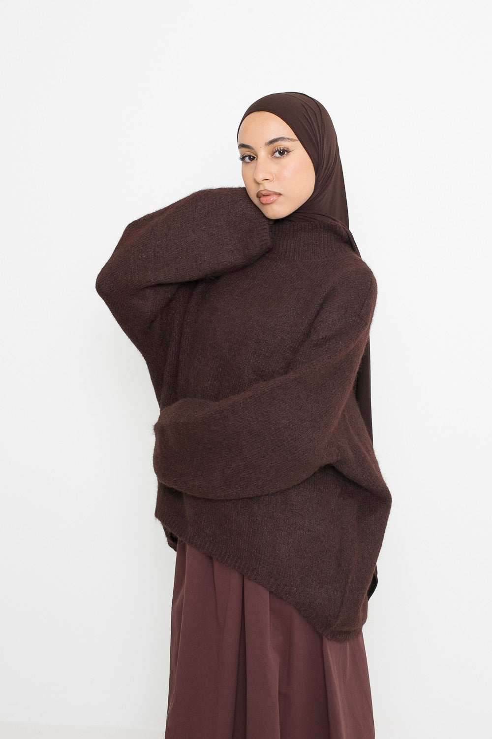 Pull en laine moderne coupe ample pour femme musulmane. Col montant et manches amples. Boutique hijab.