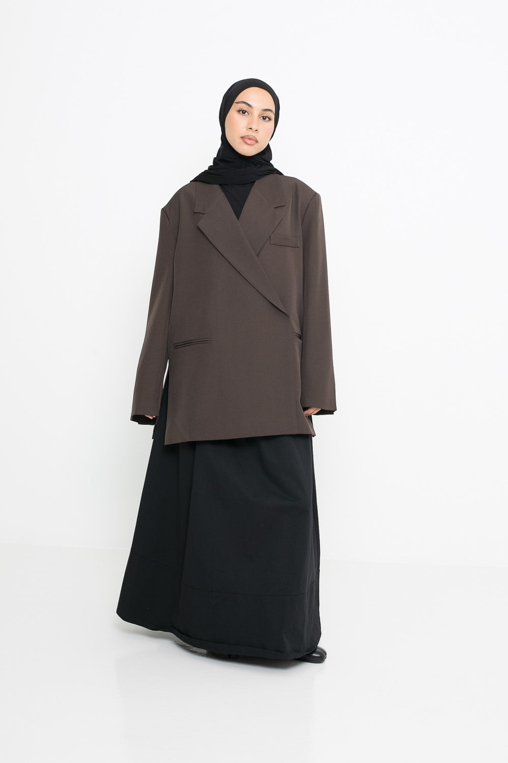 Blazer croisé marron foncé pour femme musulmane. Boutique de vêtement modeste de qualité
