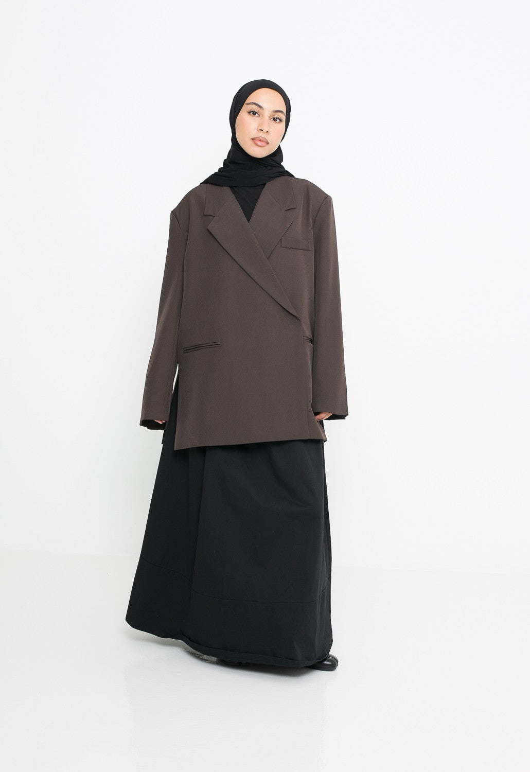 Blazer croisé marron foncé pour femme musulmane. Boutique de vêtement modeste de qualité
