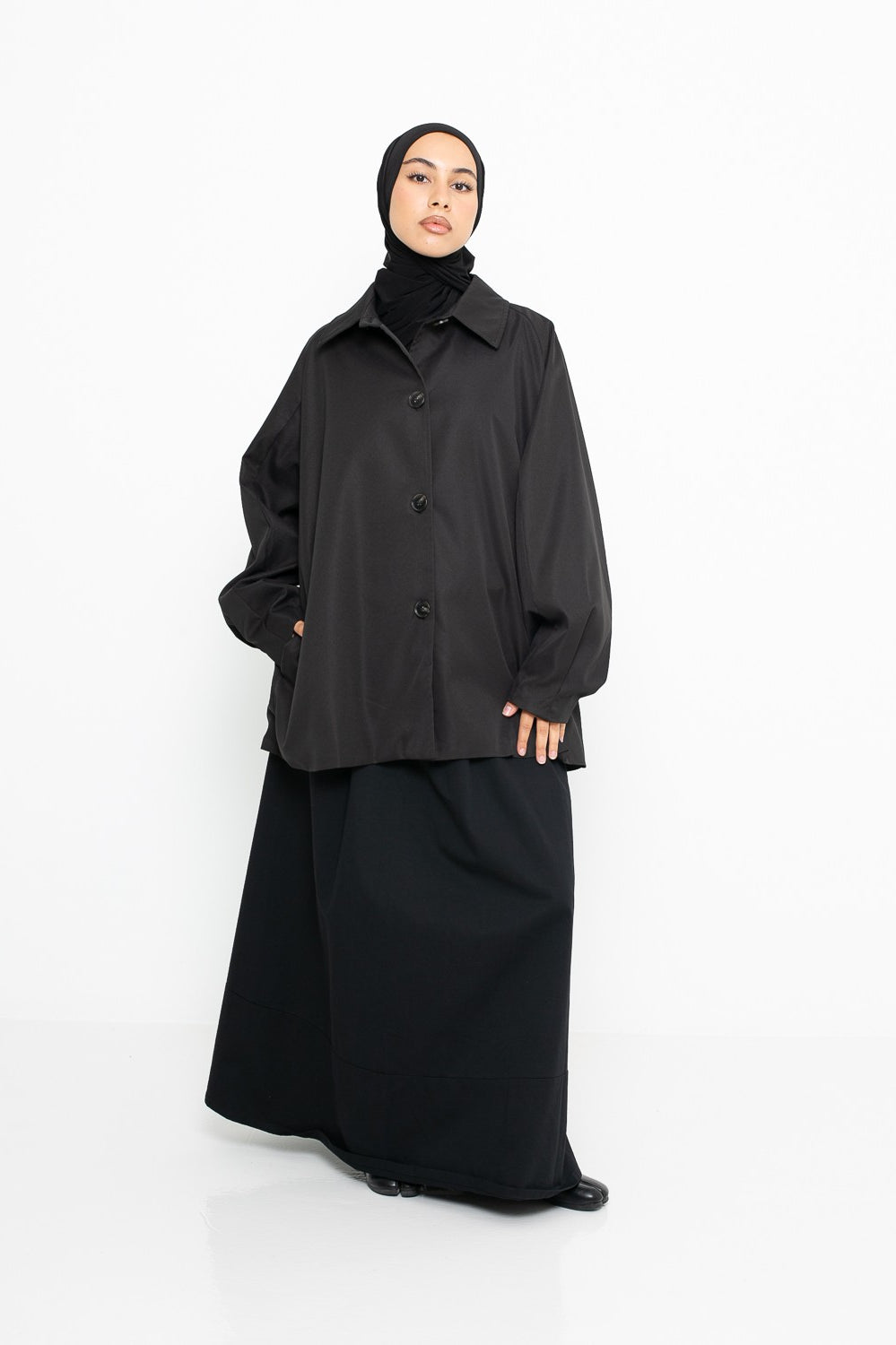 Veste trench minimaliste noir pour femme musulmane