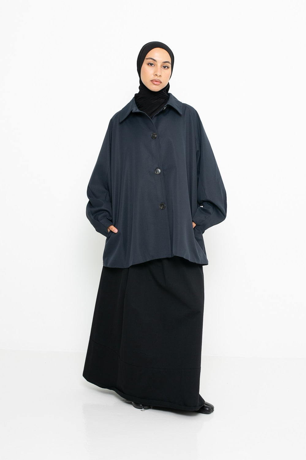 Trench minimaliste moderne pour femme musulmane