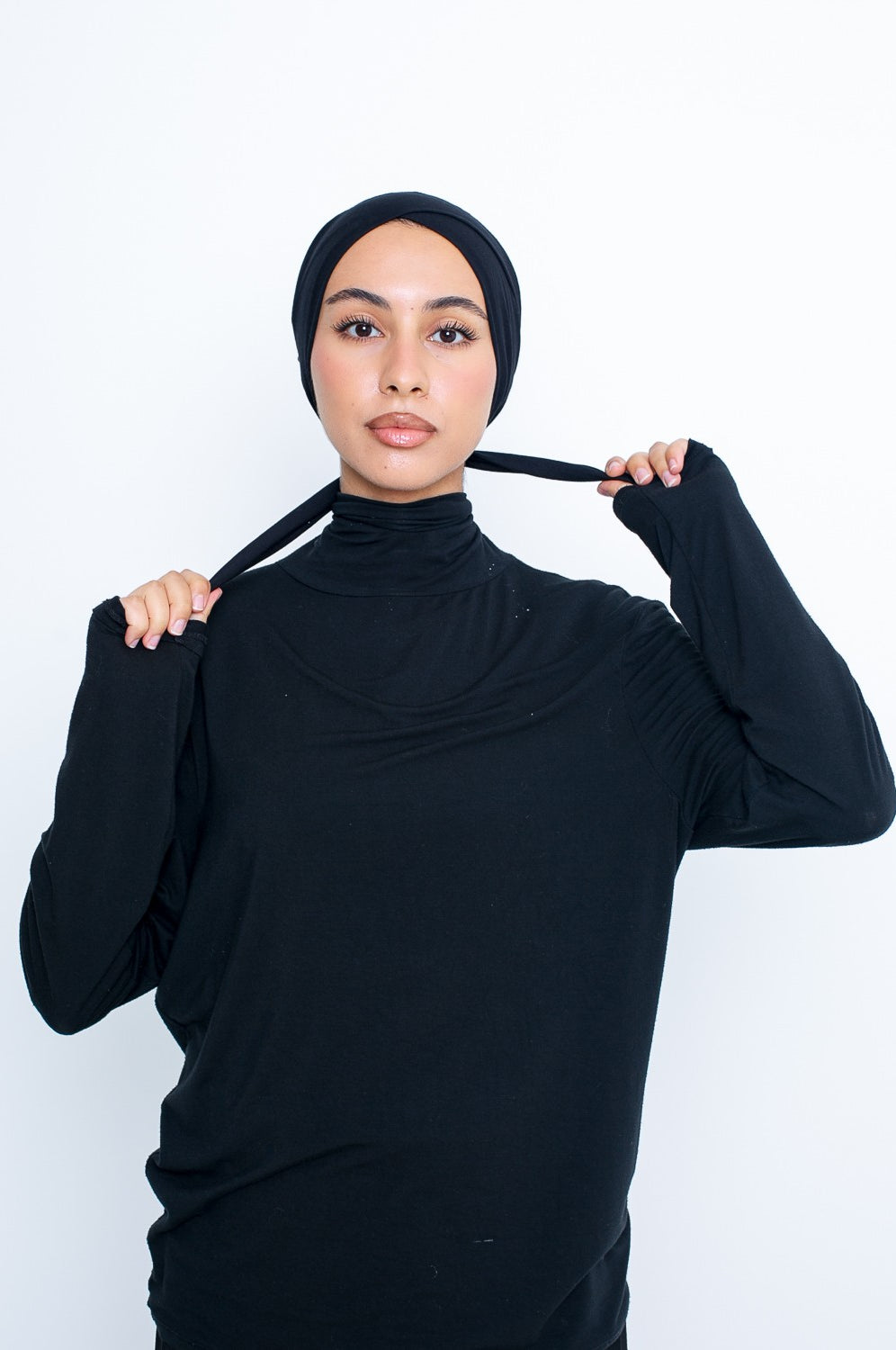 bonnet croisé à nouer noir