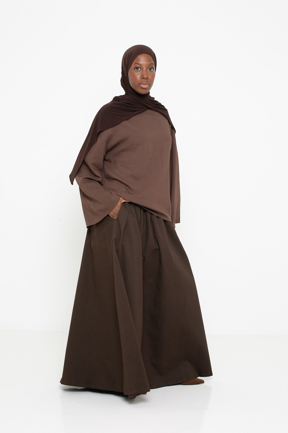 Jupe longue en coton premium coupe trapèze marron foncé. Boutique prêt à porter pour femme modeste.