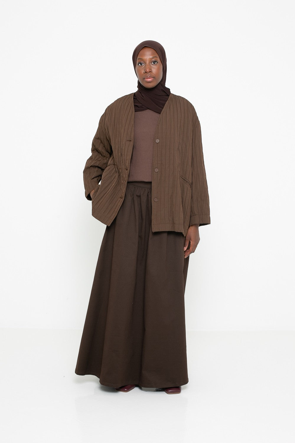 Veste plissée marron pour femme. Boutique moderne musulmane.