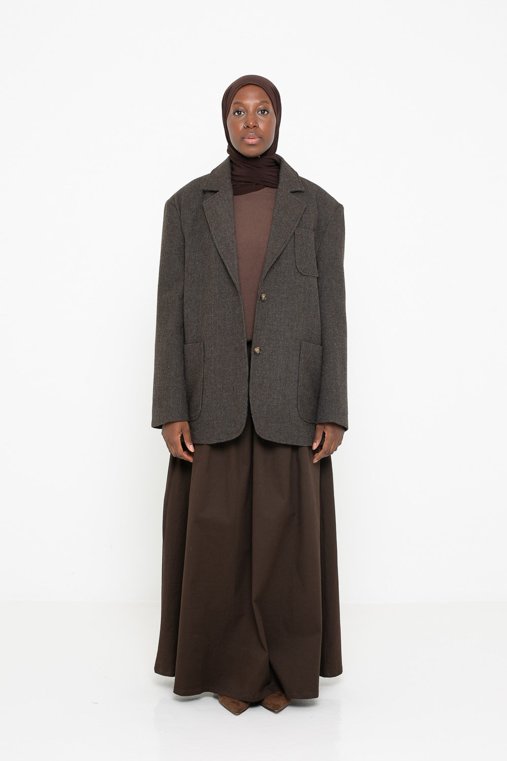 Blazer en laine à carreaux marron pour femme. Coupe oversize.