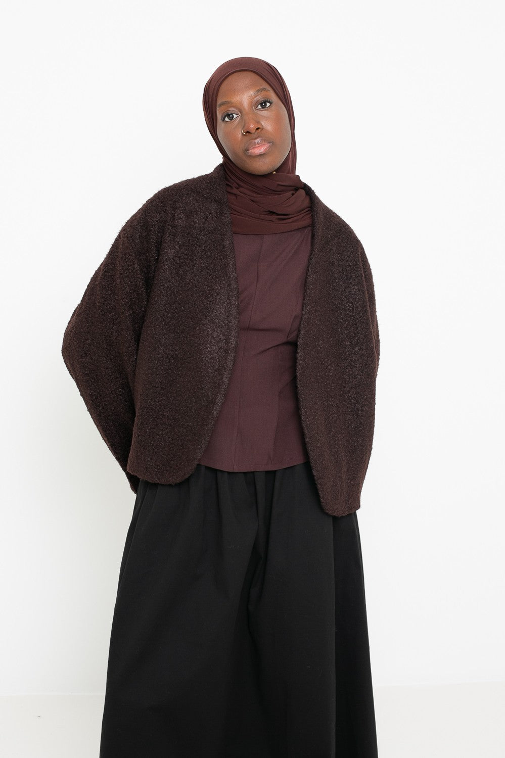 Veste laine bouclée marron foncé moderne coupe ballon. Boutique hijab musulmane