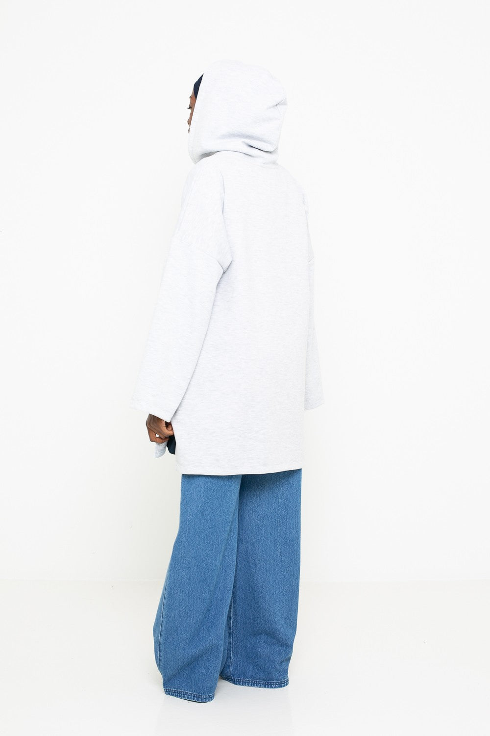 FACE ARRIÈRE DE LA VESTE À CAPUCHE LONGUE SPORT WEAR POUR FEMME MUSULMANE