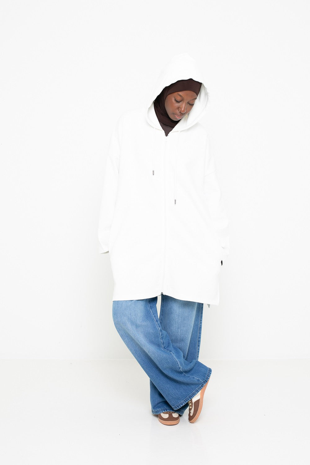 Veste à capuche longue en coton pour femme musulmane. Détail capuche.