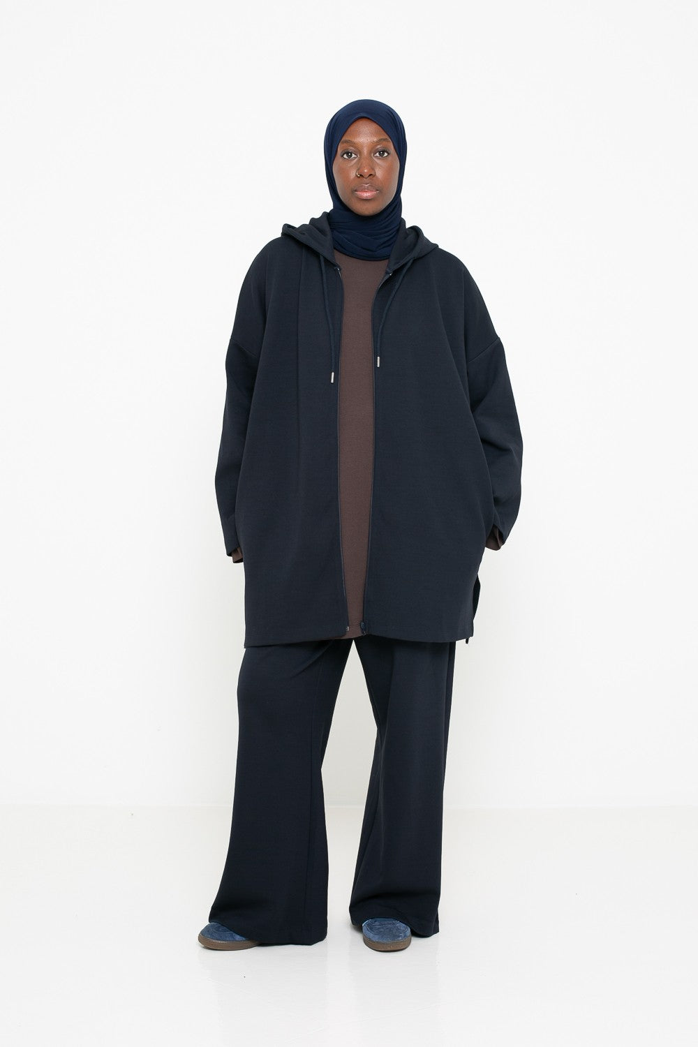 pantalon ample en coton porté avec une veste longue et un hijab jersey premium.