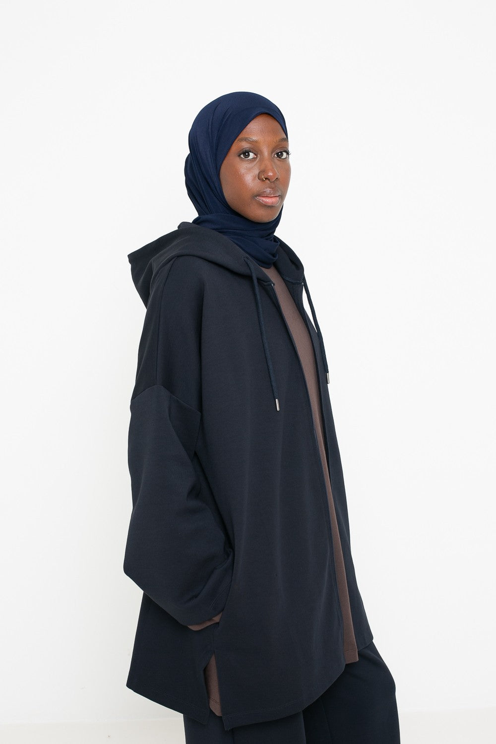 Veste sweat longue pour femme musulmane, détail tissu coton premium