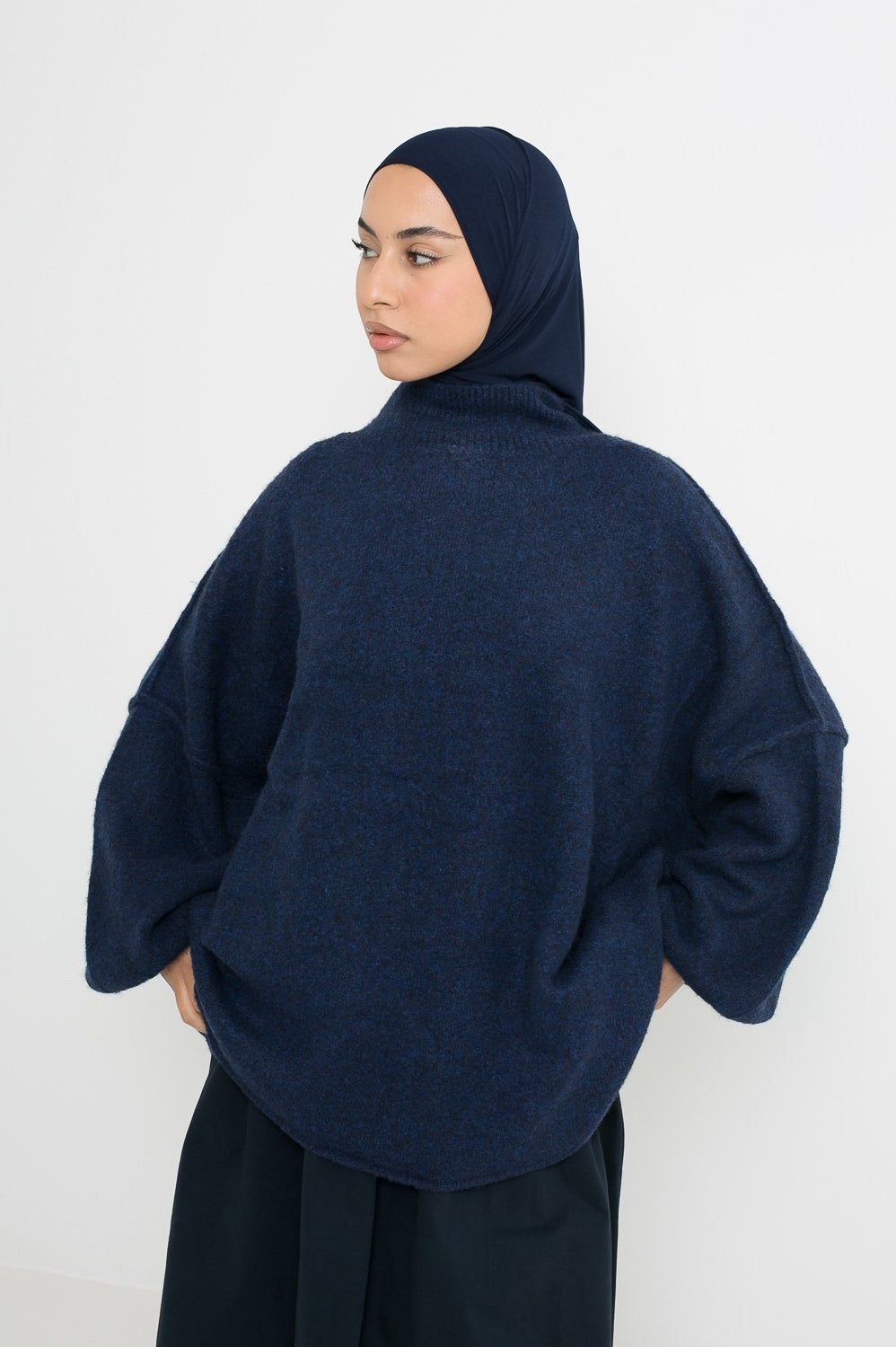 Pull ample bleu foncé pour femme à col montant. Boutique musulmane modeste.