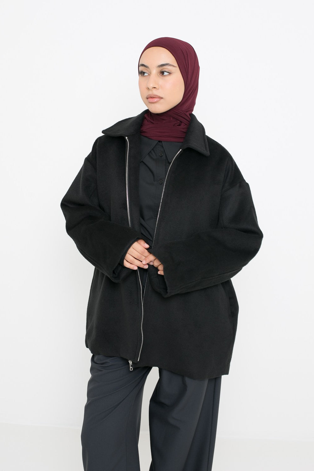 Veste manteau en laine noir détail col et zip. Boutique pour femme modeste.