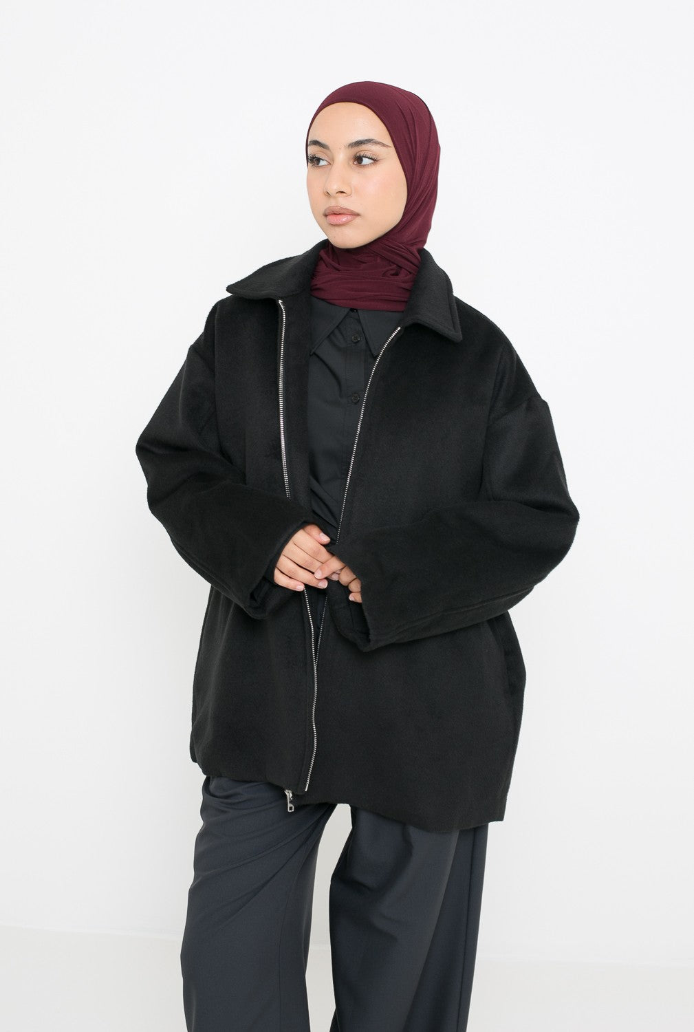 Veste manteau en laine noir détail col et zip. Boutique pour femme modeste.