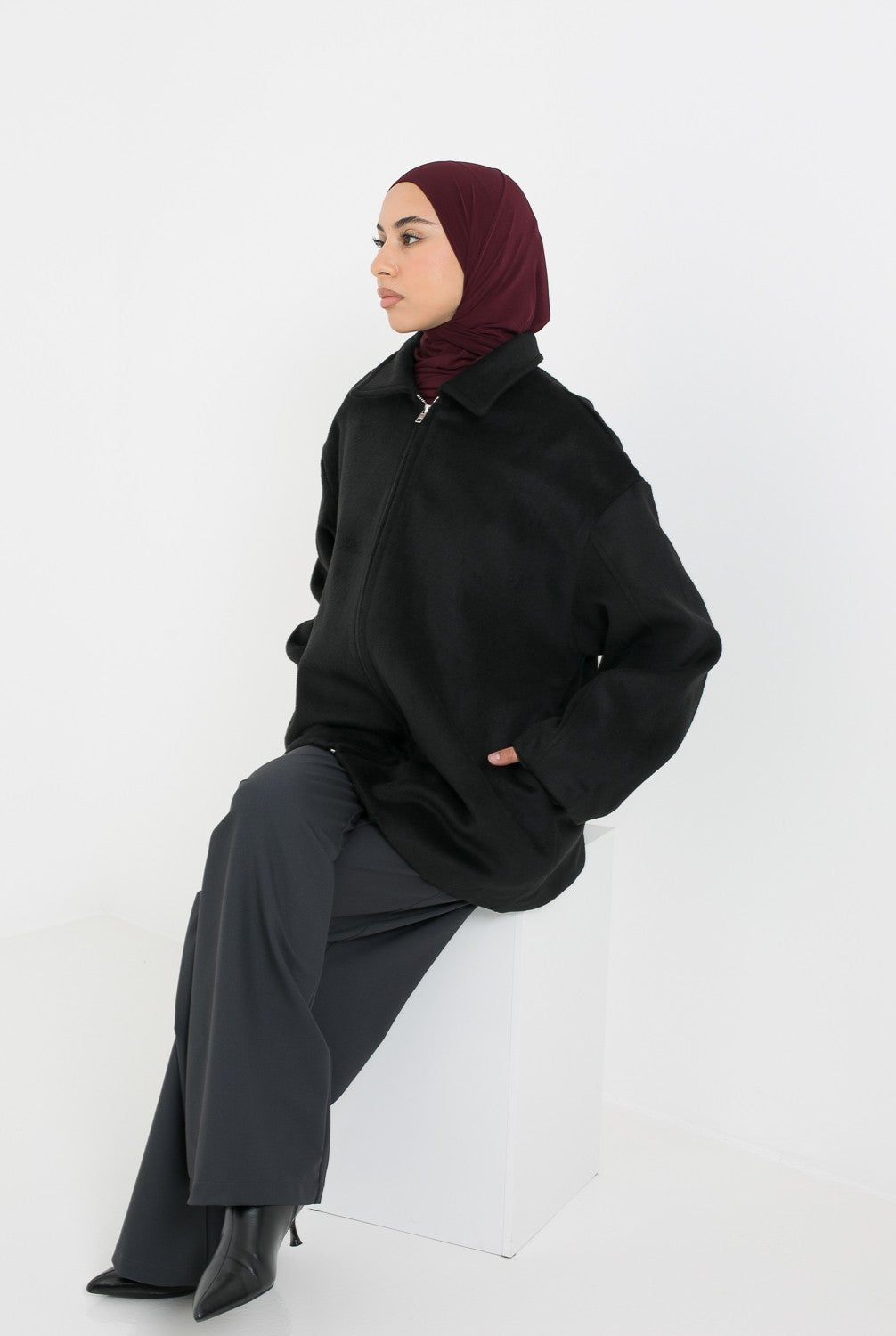 Manteau veste en laine noir détails poche. Boutique prêt à porter pour femme musulmane