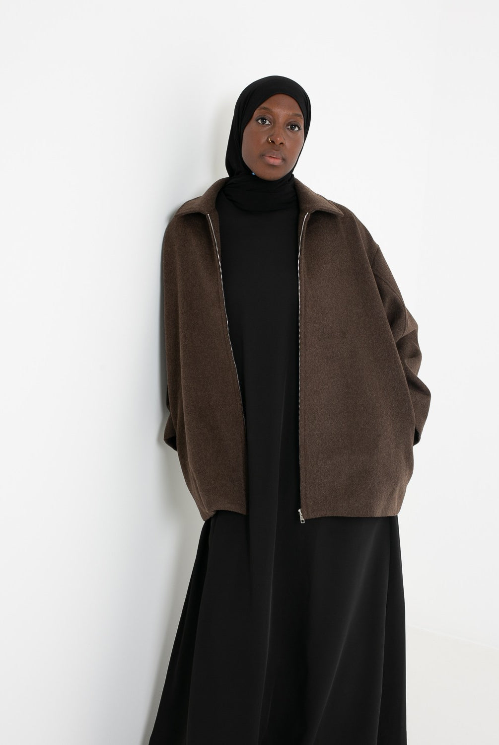 Manteau court en laine détail col et zip. Boutique musulmane moderne.