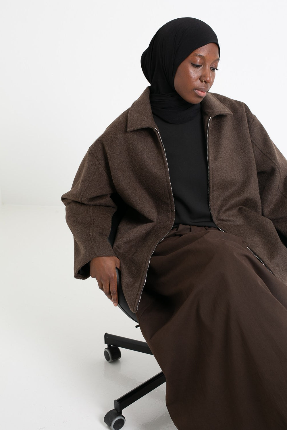 Manteau court en laine marron détail couture et col. Boutique hijab pour femme musulmane.