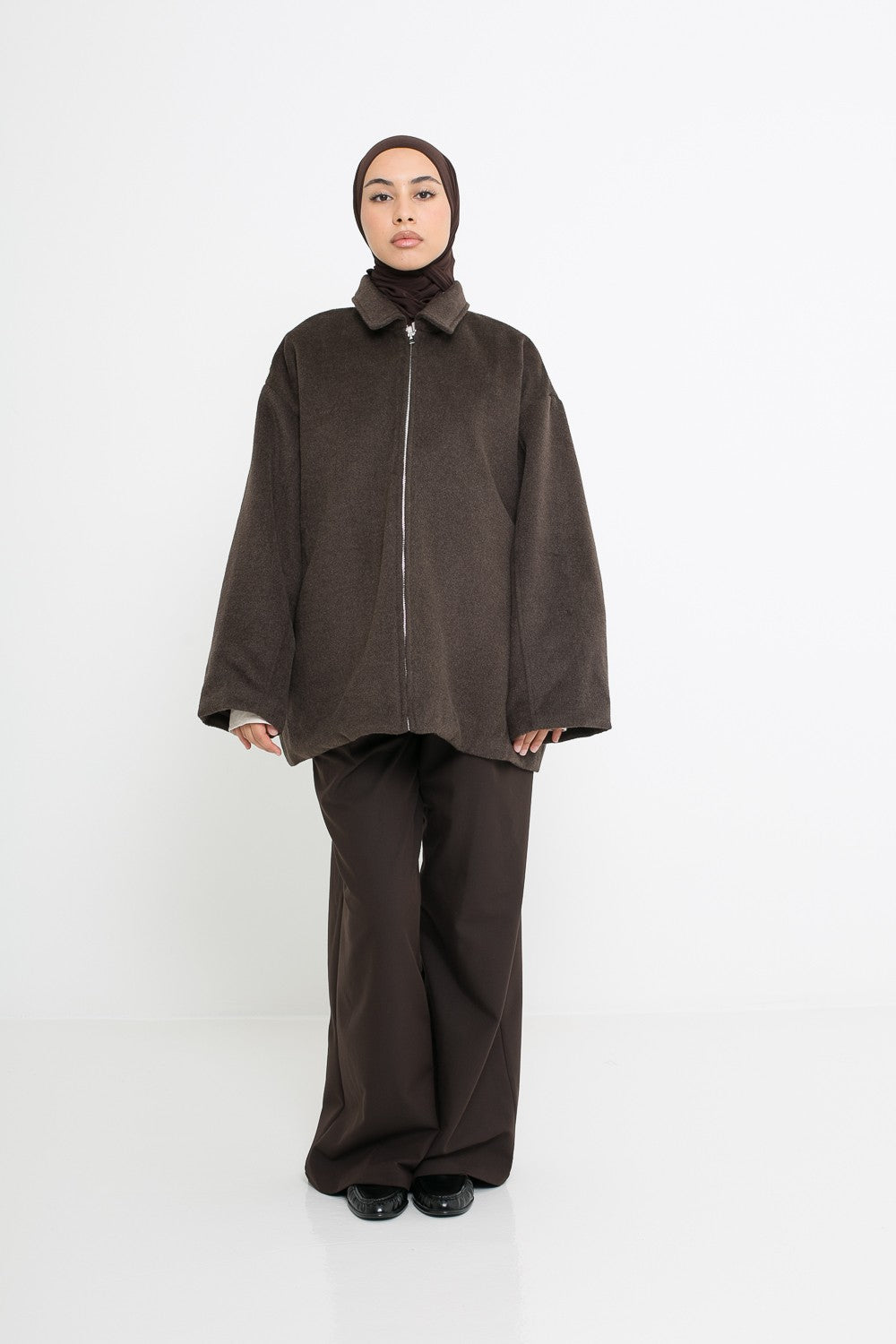 Manteau court en laine marron pour femme musulmane porté avec un pantalon ample. Boutique musulmane.
