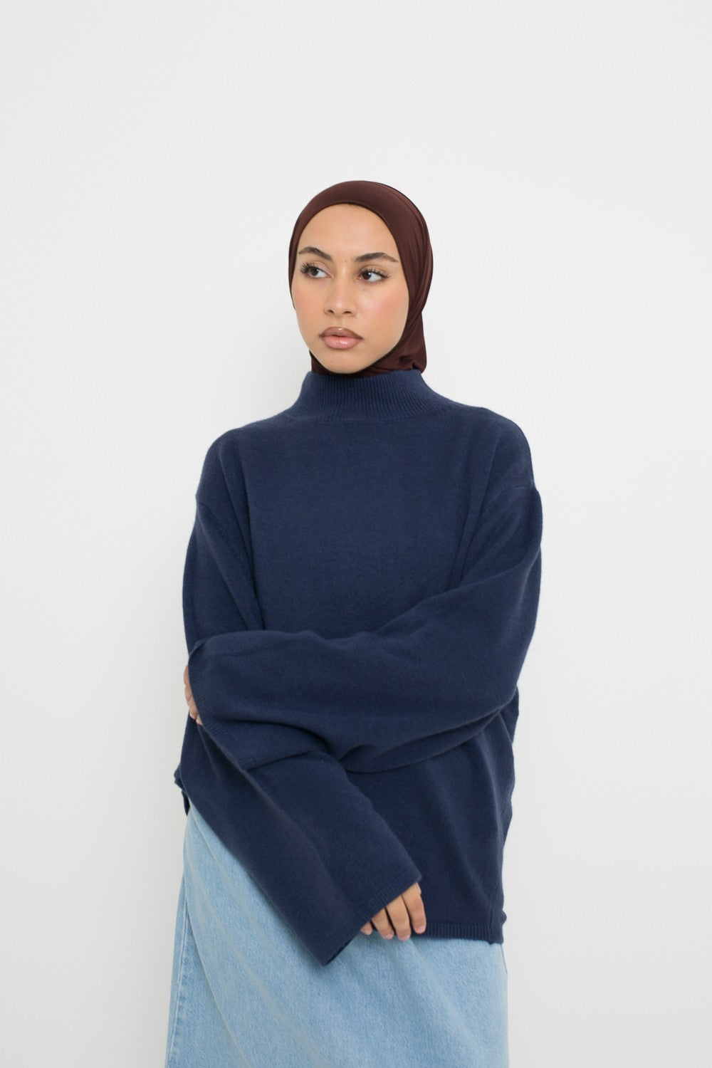 Pull en maille fine bleu pour femme musulmane détail manche.