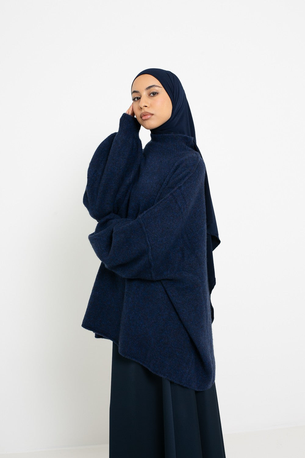 Pull maille coupe ample porté avec une jupe coton pour femme musulmane. Boutique Chic and modesty.