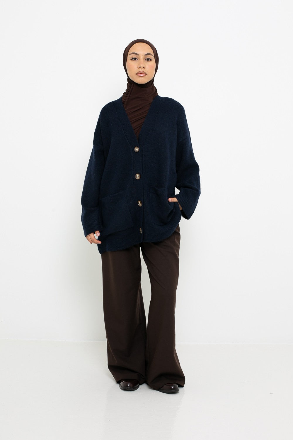 Gilet mi long à poche bleu marine pour femme musulmane. Boutique de prêt à porter modeste fashion.