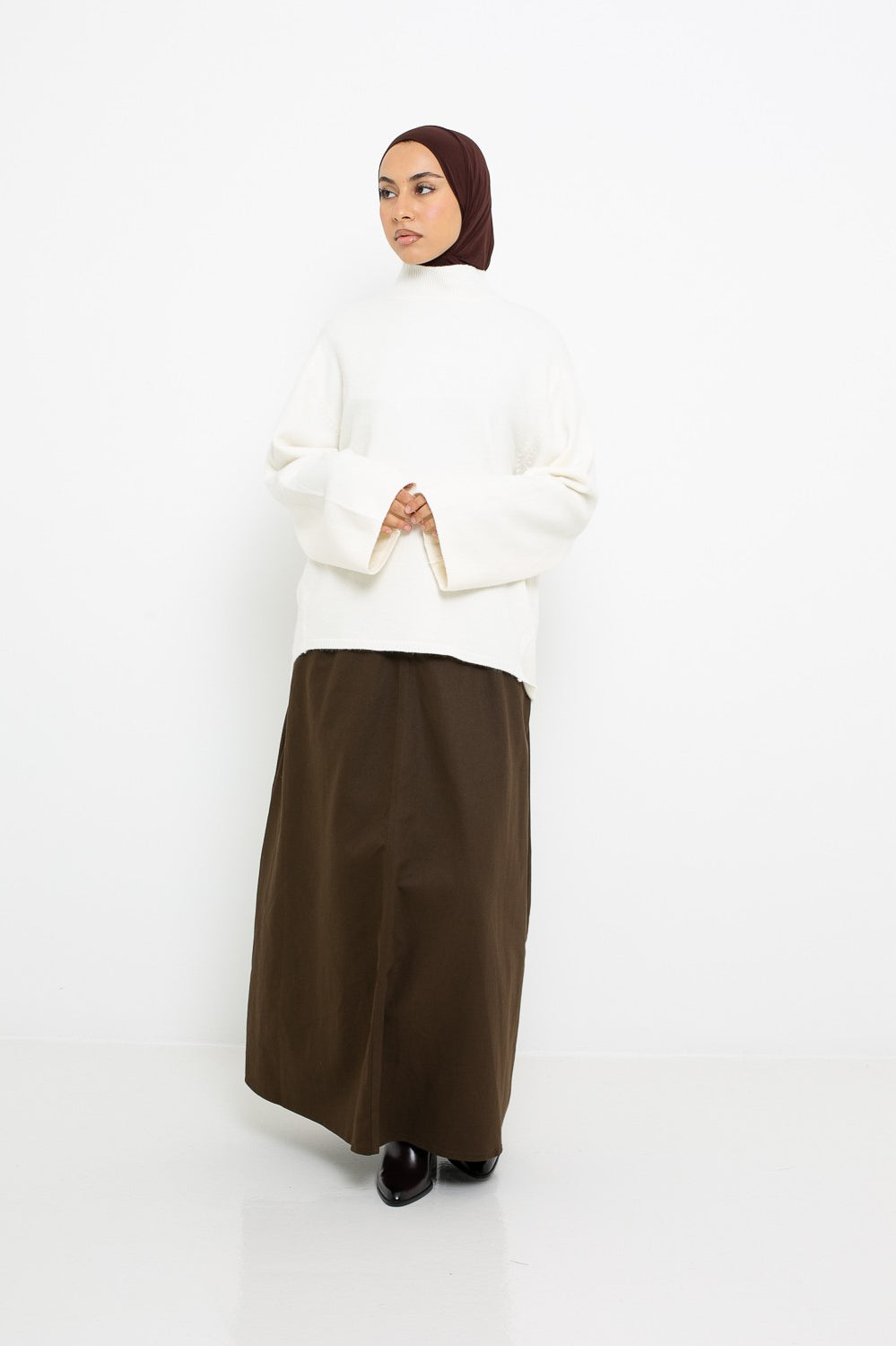 Pull ample en maille fine blanche pour femme modeste. Pull porté avec une jupe. Boutique hijab moderne.