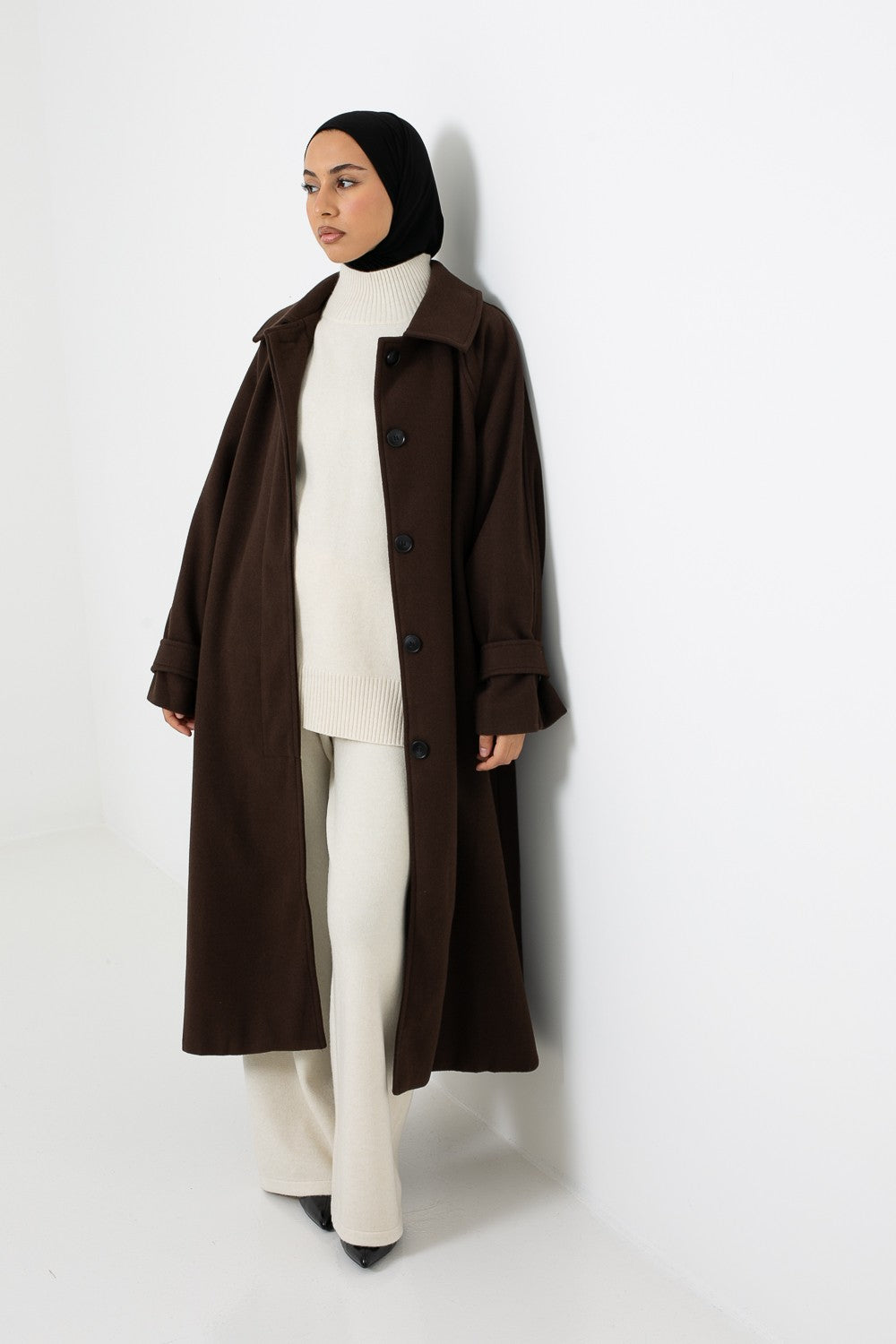 Ensemble d'hiver pantalon et pull porté avec un manteau long pour femme musulmane. Boutique de prêt à porter modeste fashion.