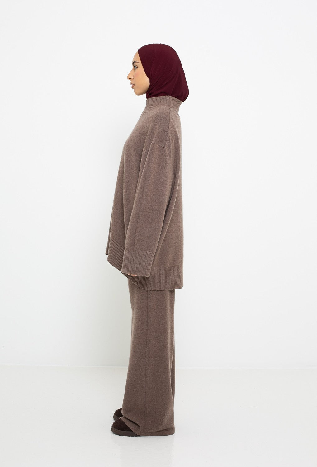 Ensemble maille pantalon et pull. Vue de profil.