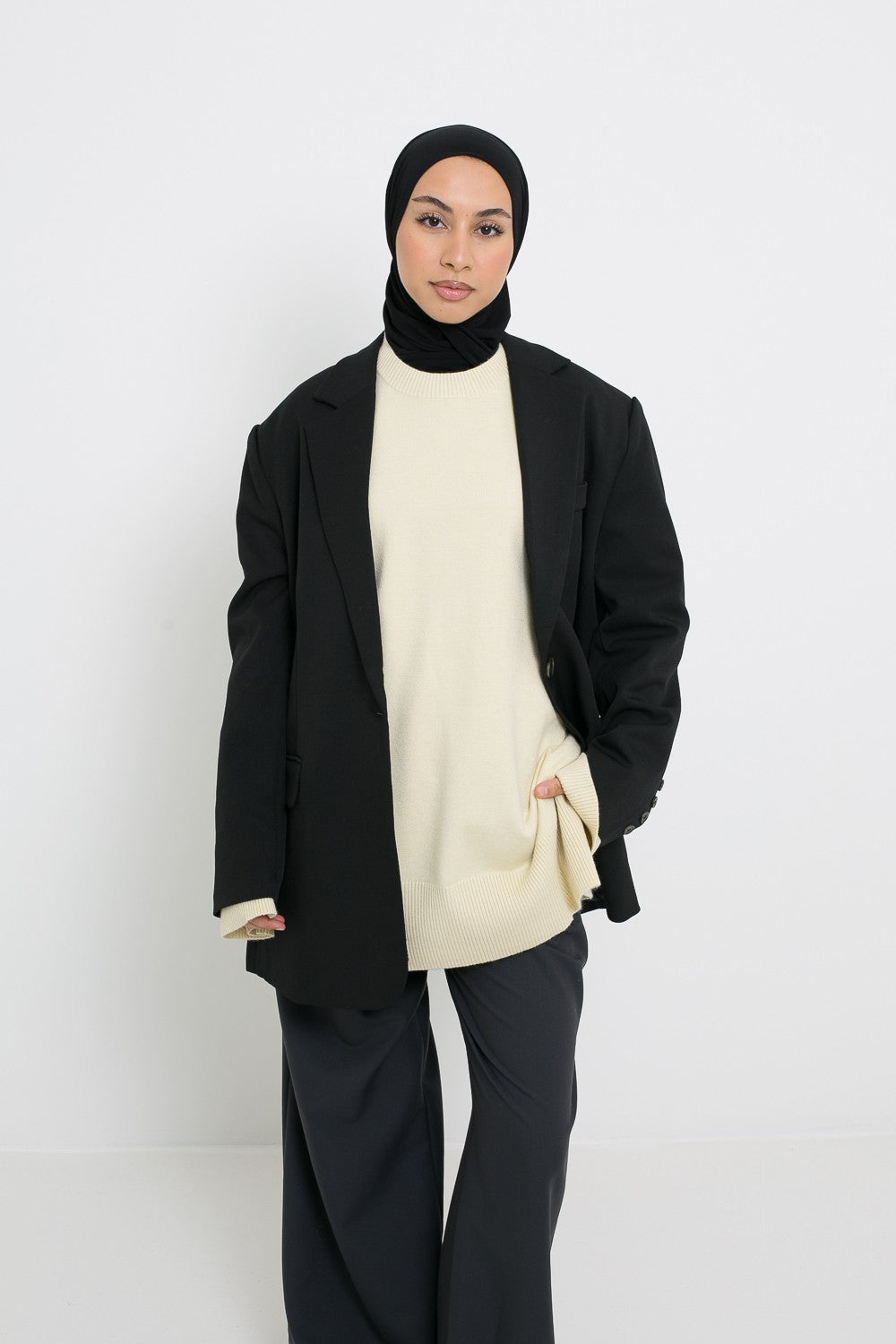 Pull ample en maille couleur beurre. Chic and modesty