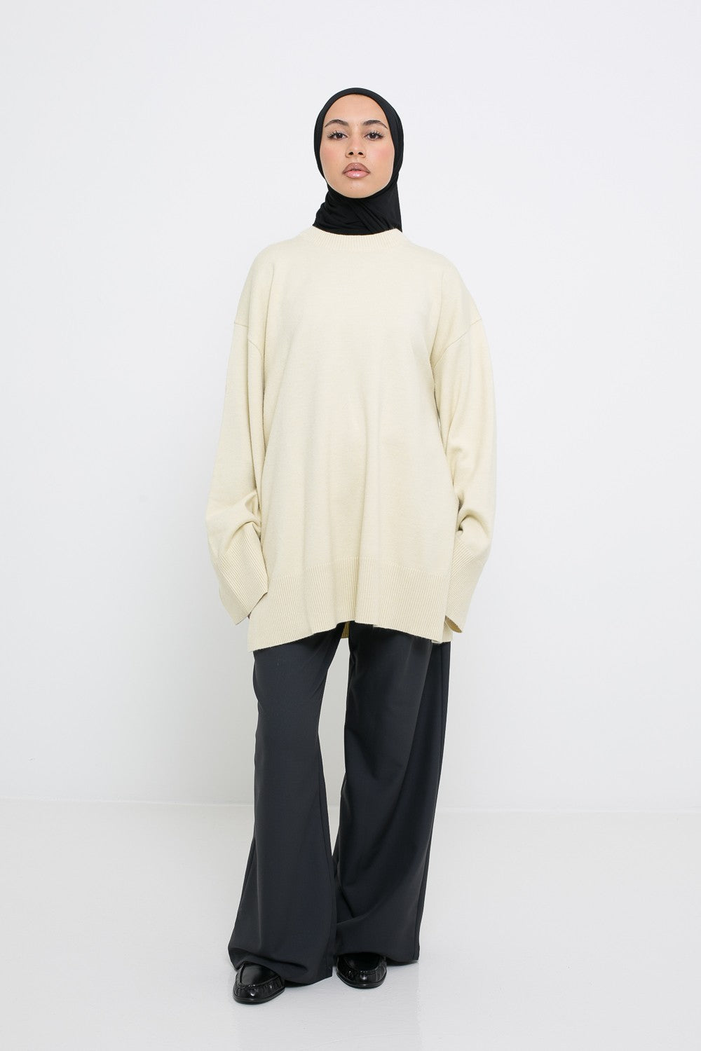 Pull ample en maille pour femme musulmane. Vue de profil.