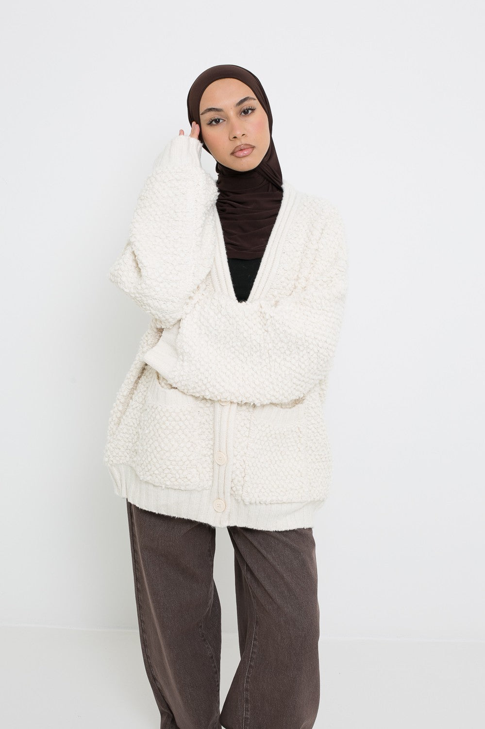 Gilet épais avec boucle laine coupe ample pour femme. Détail manche ample. Boutique de prêt à porter pour femme musulmane.