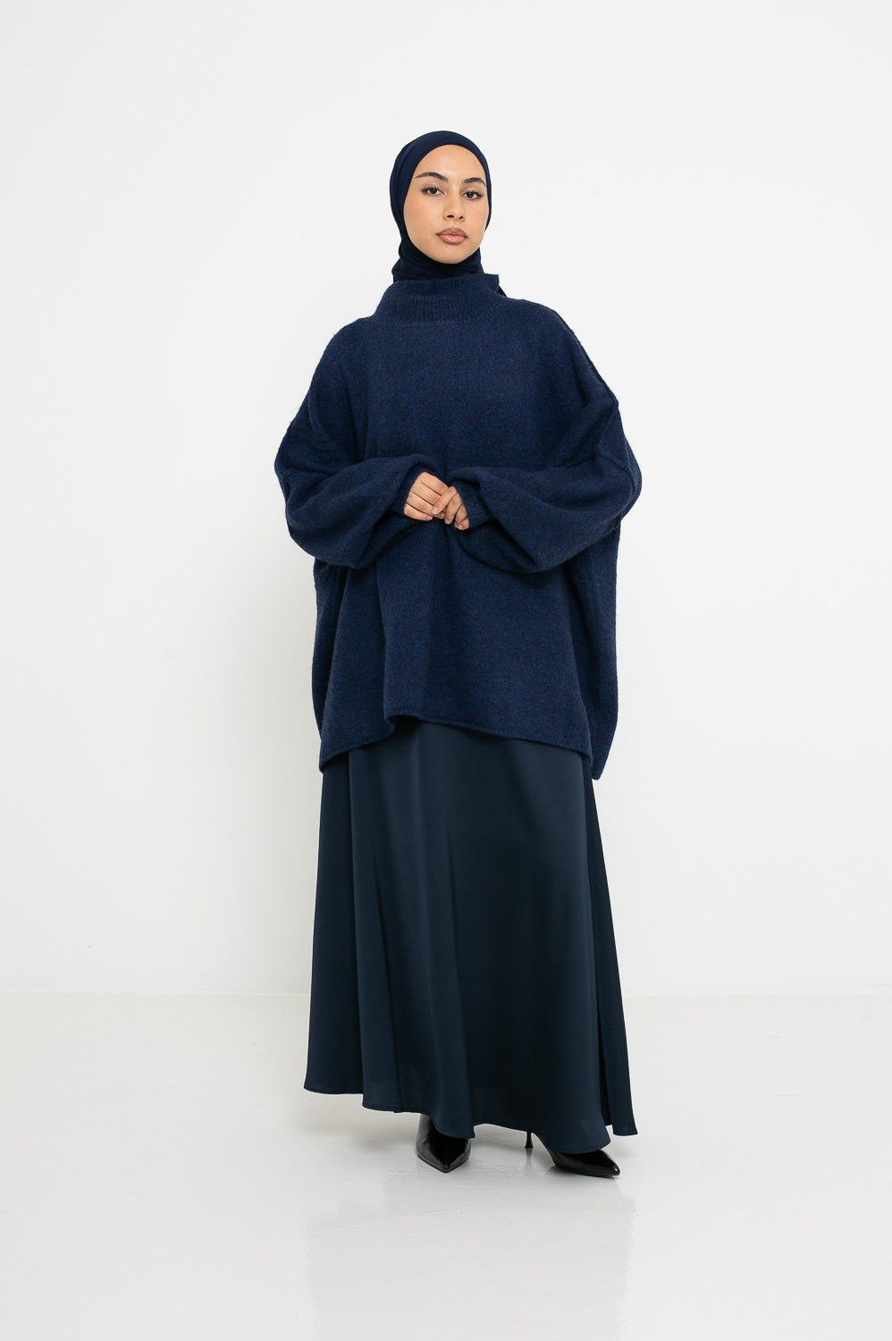 Jupe satinée évasée bleu marine pour femme modeste.