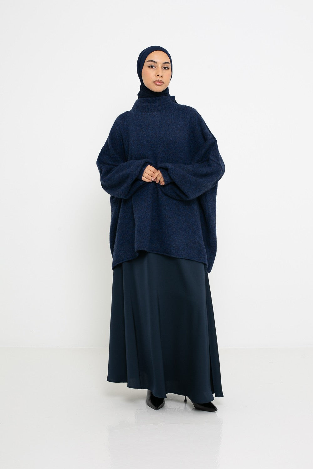 Jupe satinée évasée bleu marine pour femme modeste.