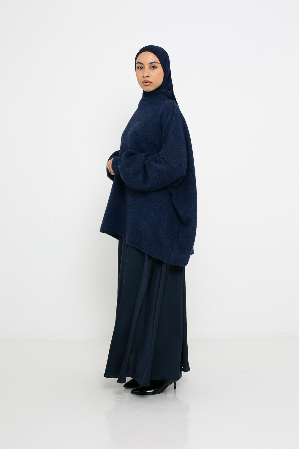 Jupe longue satiné bleu marine coupe évasée. Boutique pour femme musulmane