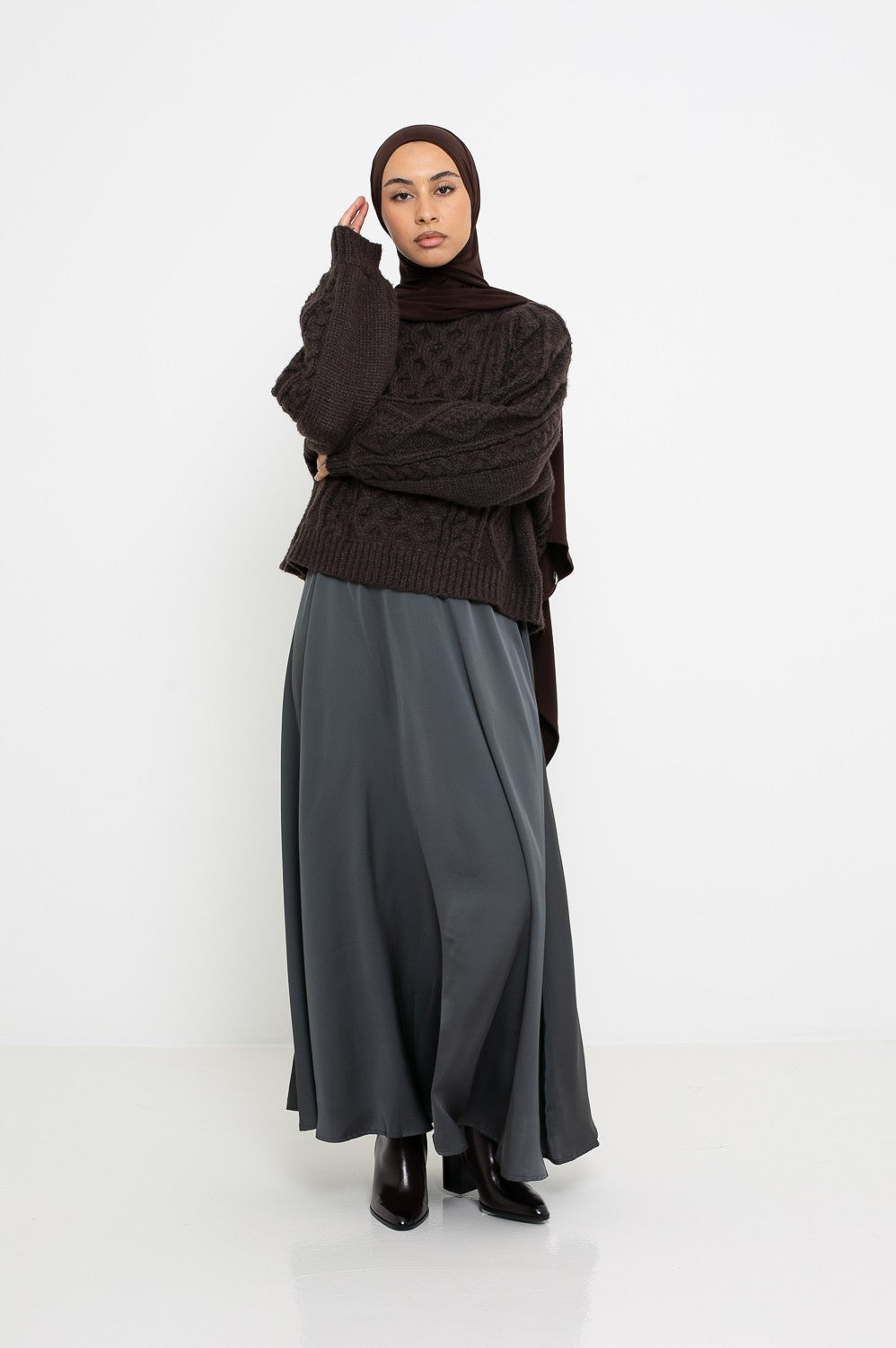 Jupe longue évasée grise satiné pour femme musulmane. Boutique modeste fashion.